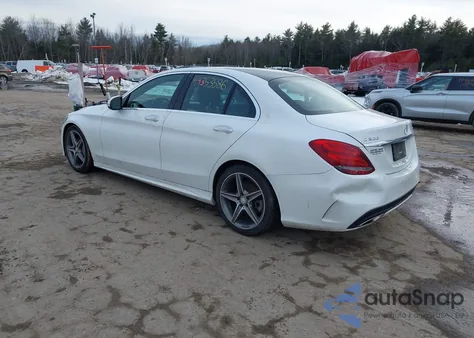 2015 Mercedes-Benz C 300 Sport 4Matic z USA, uszkodzony, nr VIN 55SWF4KB7FU025503